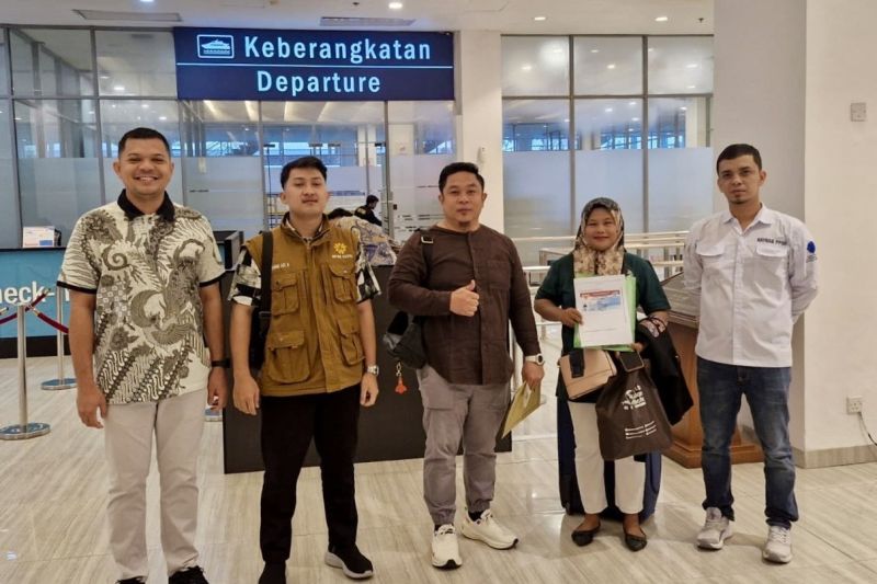 Pendampingan pemberangkatan PMI asal Batam yang akan berangkat ke Malaysia dari Batam, Kepri, Selasa (12/8/2025).