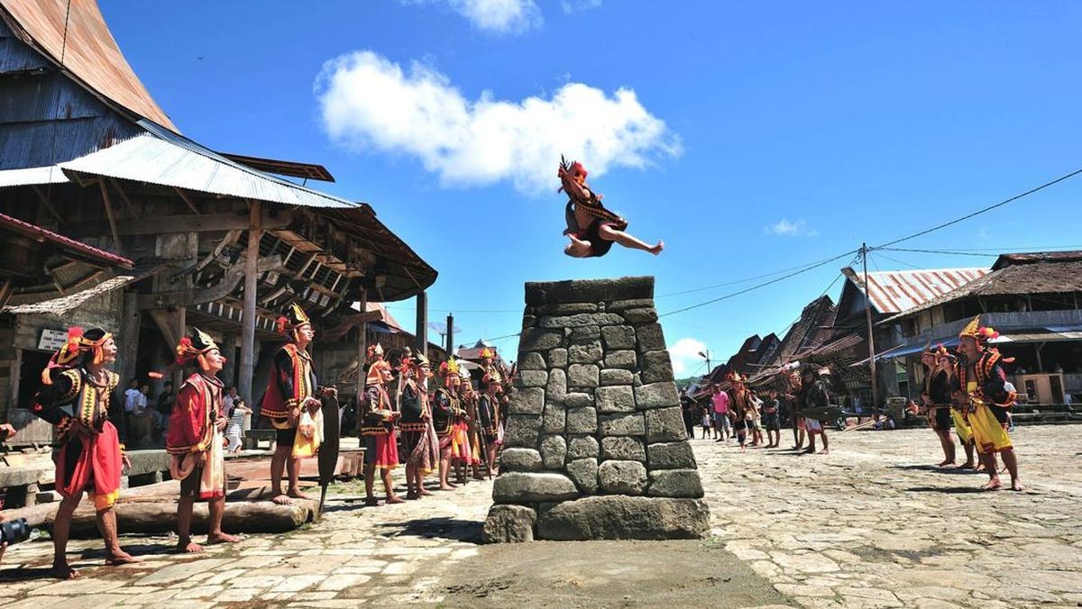 Trades budaya lompat batu di Pulau Nias.