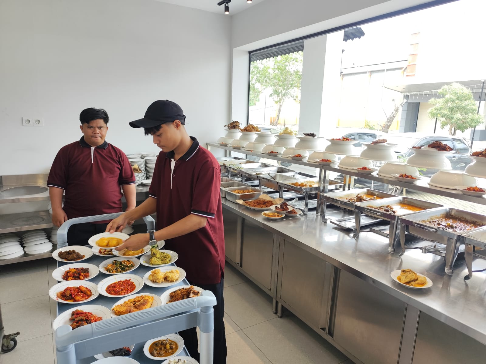 Pekerja RM Damai Tanjungpinang saat menyediakan pesanan makanan untuk pelanggan, Selasa (12/8).