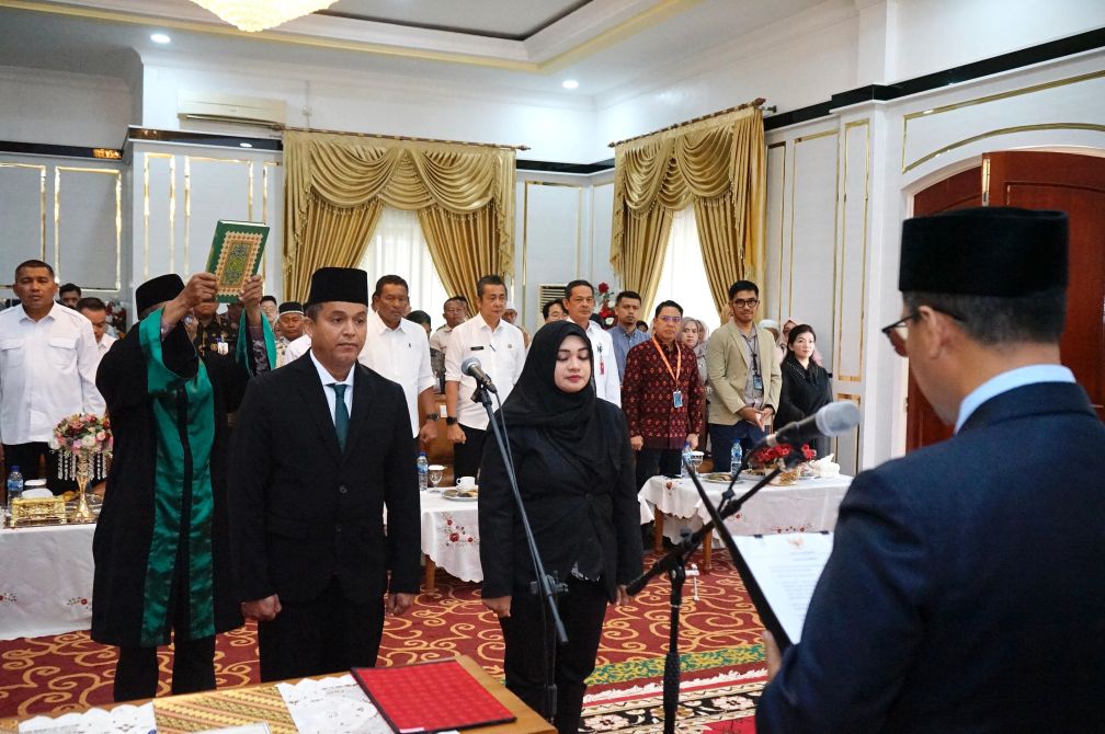 Bupati karimun Iskandarsyah melantikan Direktur Utama Wan Abdul Rahman dan Direktur Kepatuhan Siska Naritasari Perumda BPR Tuah Karimun untuk periode 2025-2030.