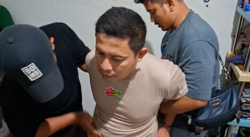 Polisi menangkap Ys, warga Kampung Utama, Pelita, Lubukbaja di kamar kosnya.