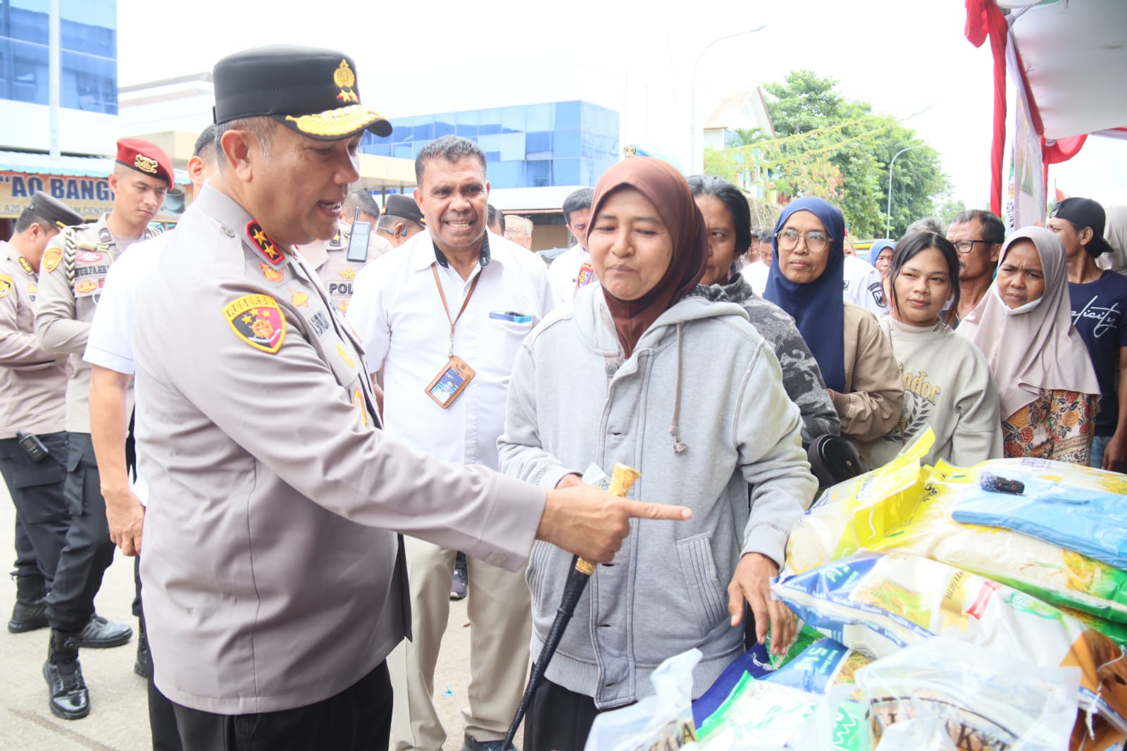 Kapolda Kepri berinteraksi dengan warga yang belanja di pasar murah.