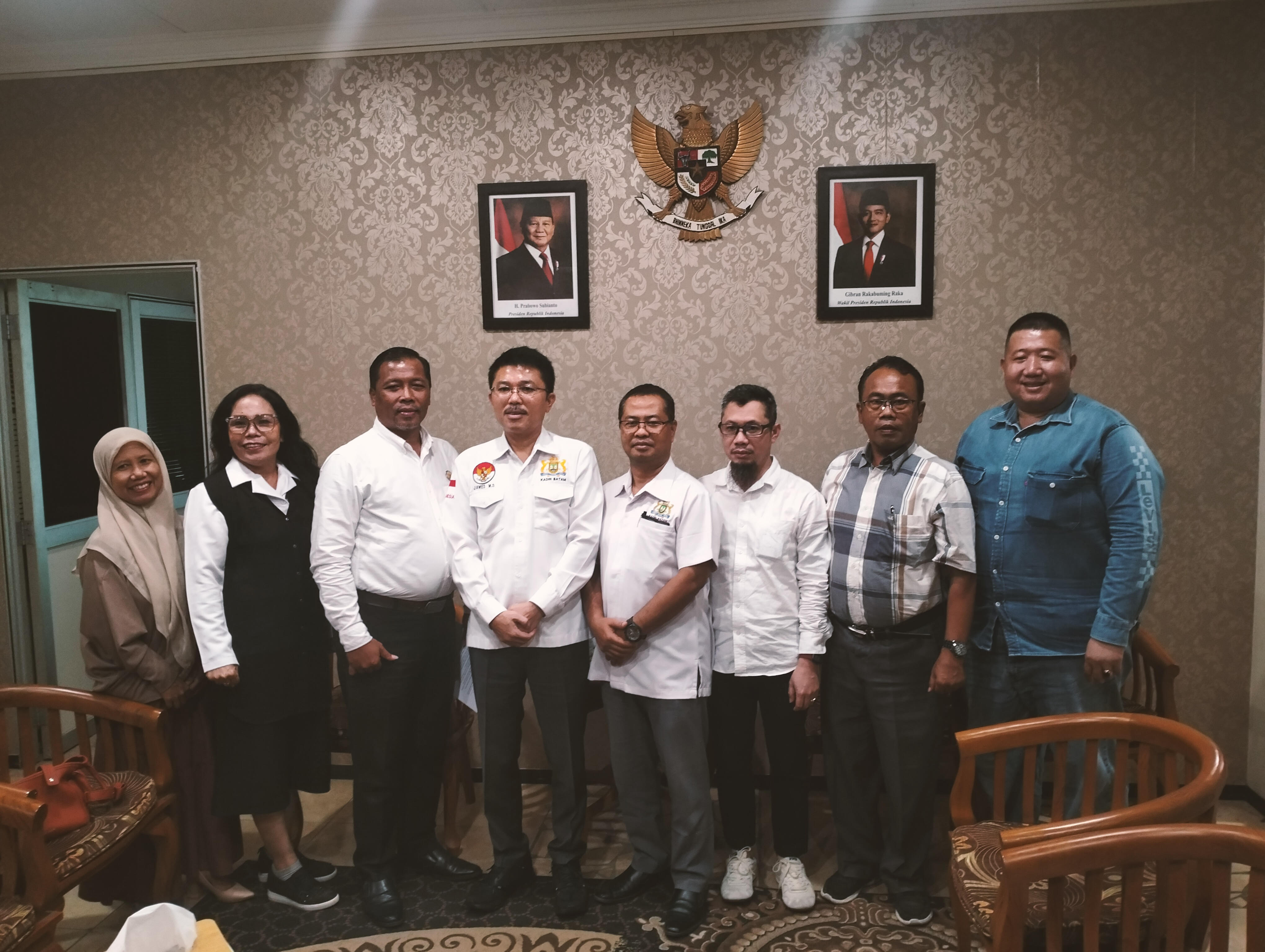 Pengurus KADIN kota Batam foto bersama usai menyampaikan rencana mukota, Rabu (13/8).