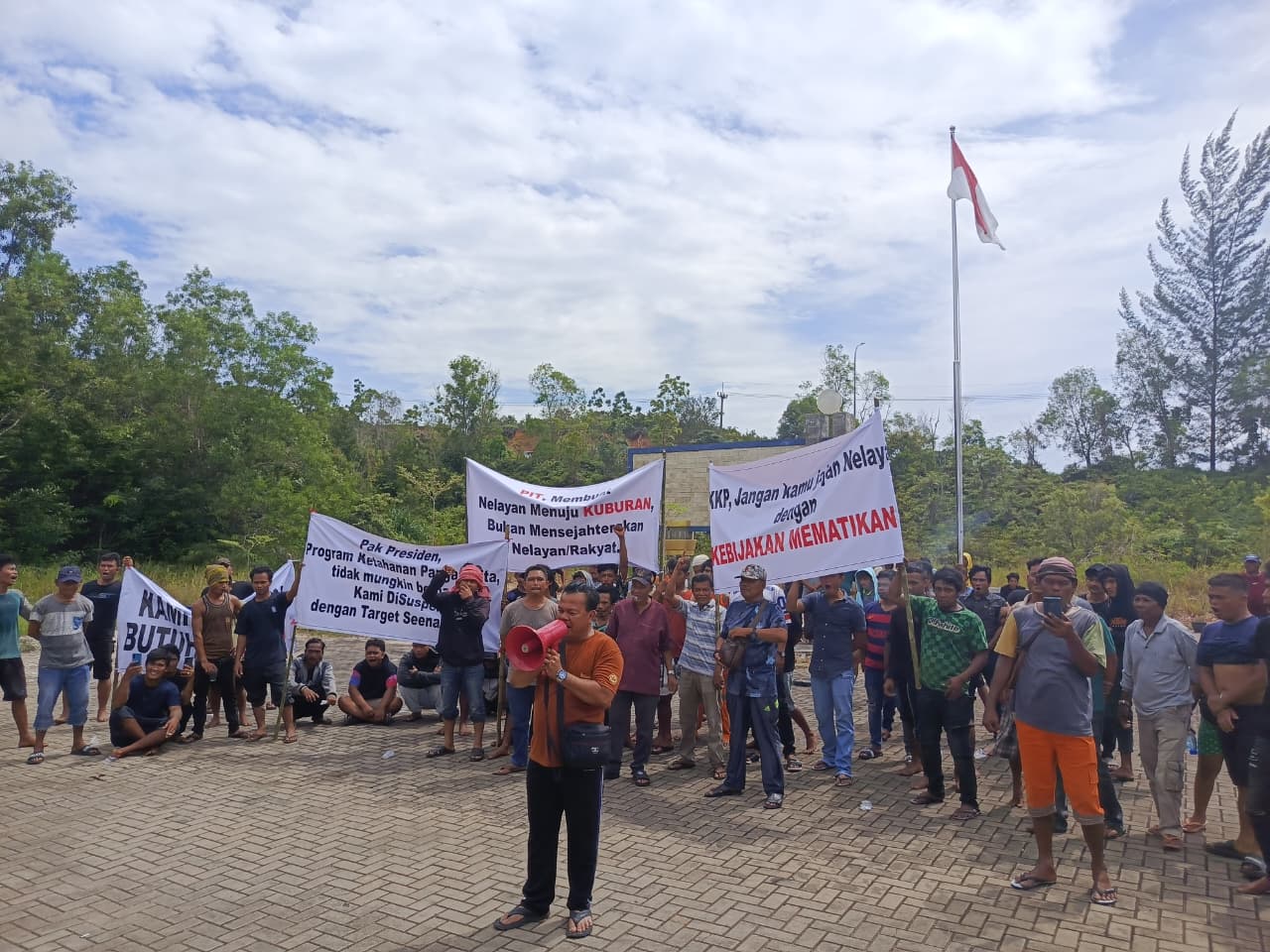 Nelayan Barelang saat demo.