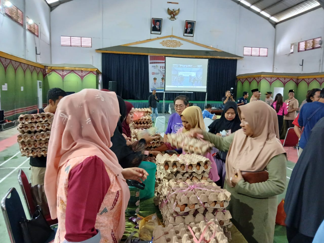 Seorang emak-emak terlihat sedang membeli telur di Pasar Murah Polres Anambas.