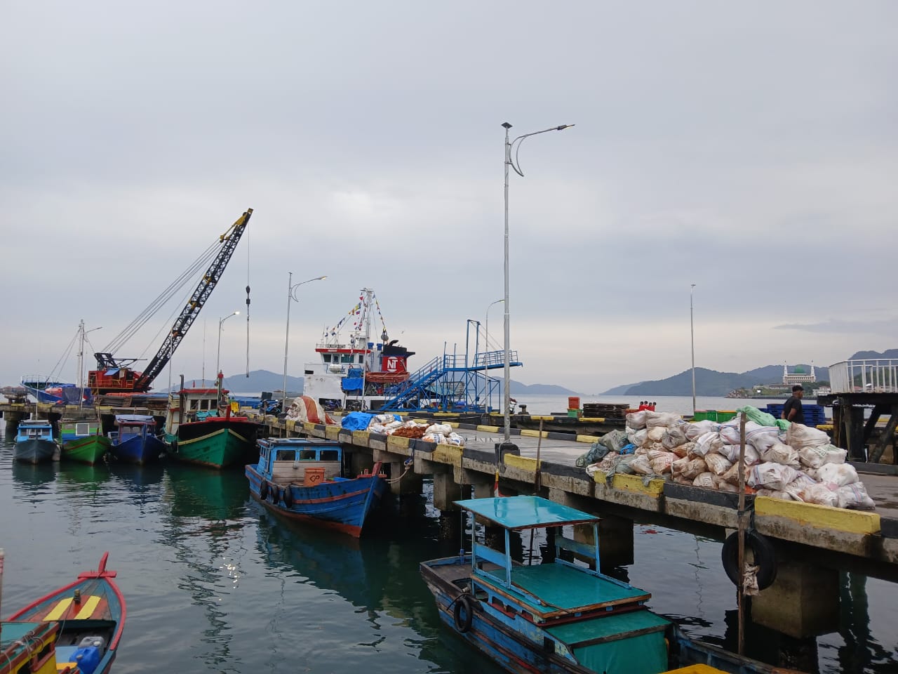 Suasana Pelabuhan Tarempa terlihat beberapa kapal sedang bersandar. Cuaca buruk yang sedang melanda membuat aktifitas bongkar muat terhambat.