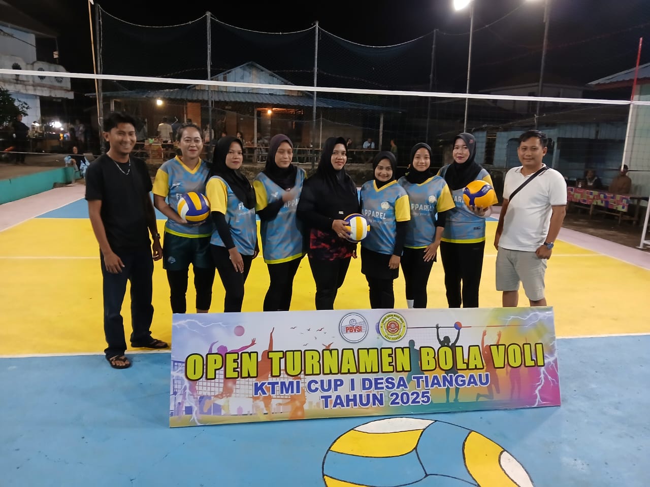 Perwakilan Batam Pos di Anambas, Ihsan Imaduddin (paling kanan baju putih) saat mendampingi tim Ikamata di Turnamen Bola Voli Putri, KTMI Cup 2025.