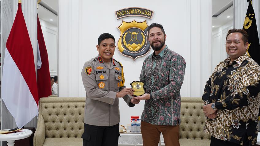 Agen Khusus OCIU, Shane Lloyd bersama Konsul AS untuk wilayah Sumatra, Bernard Uadan bertemu dengan Wakil Kepala Kepolisian Daerah Sumatera Utara Brigadir Rony Samtana.