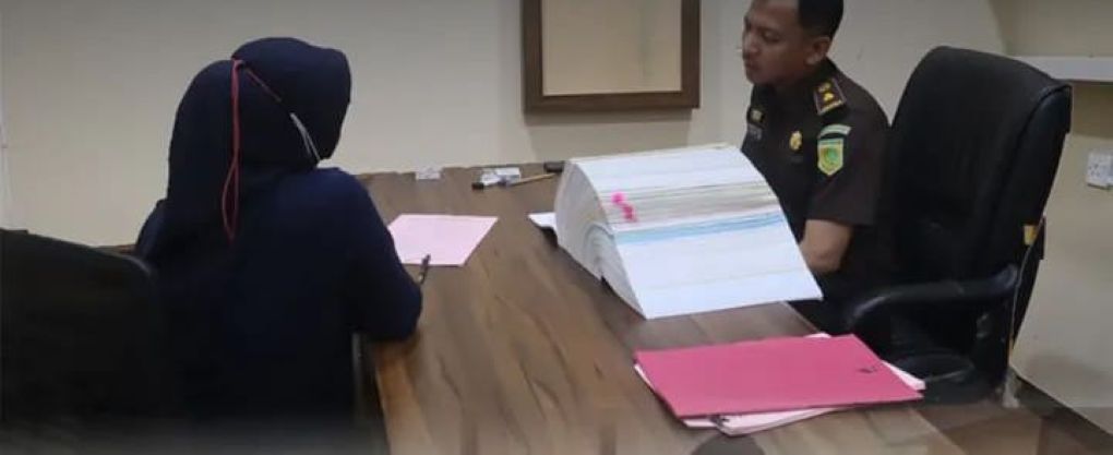 SR, saat diserahkan oleh Satreskrim Polres Lingga kepada JPU Kejari Lingga, Kamis (14/8).