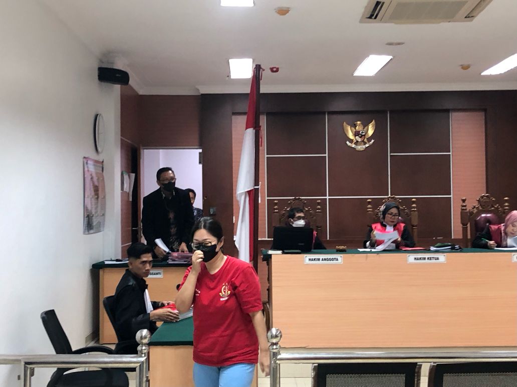 terdakwa Daisy di PN Batam,  Jumat (15/8).