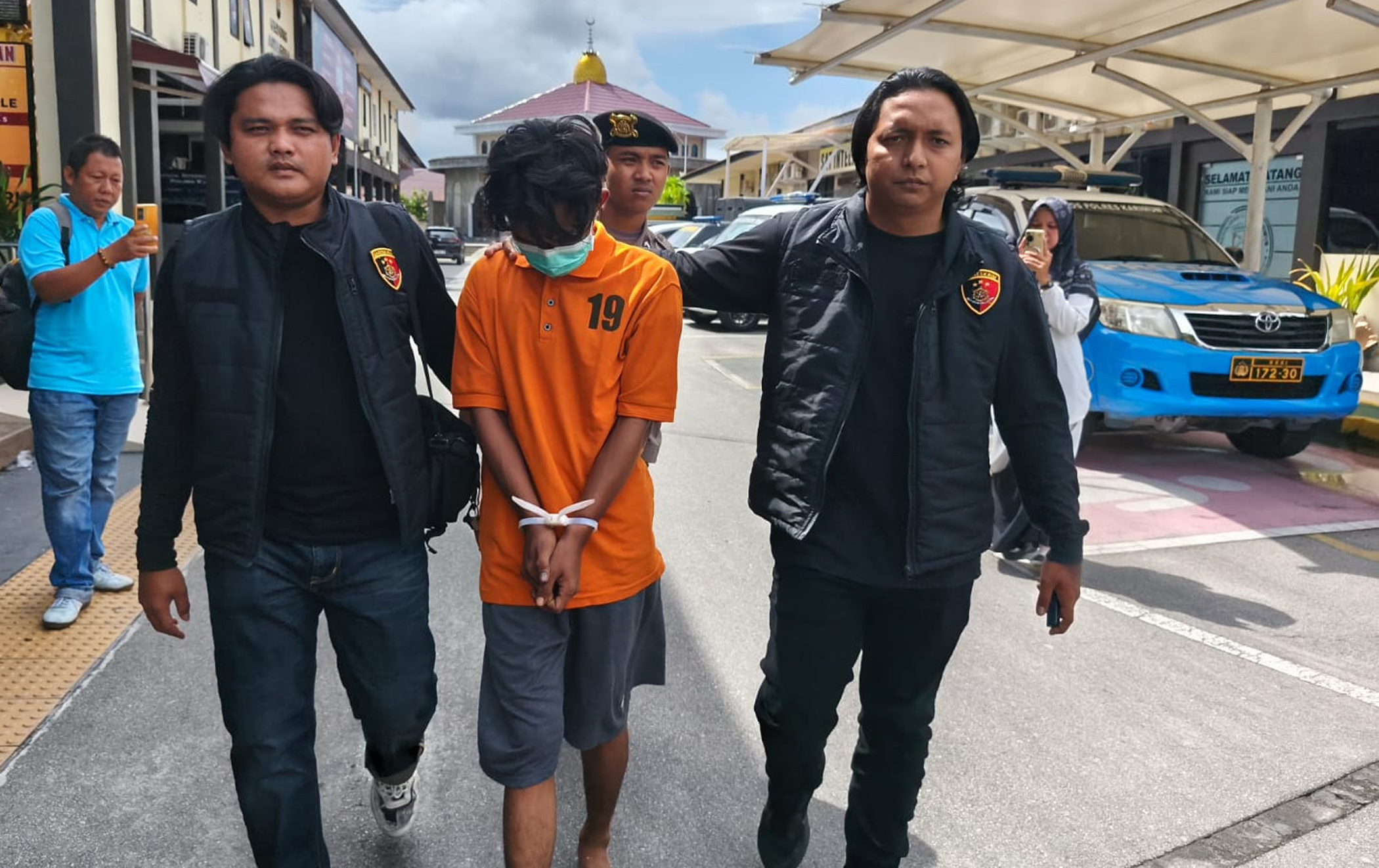 Pelaku jambret digiring polisi usai ditangkap.