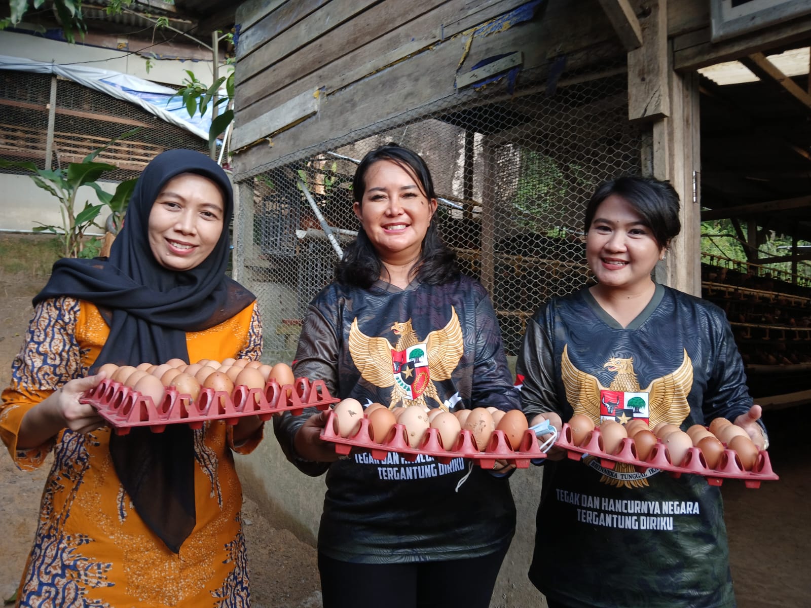 Ketua IKKT Pragati Wira Anggini GBS II Kogabwilhan I, Mia Kunto Arief Wibowo (tengah) saat meninjau peternakan ayam milik Lanal Tarempa yang dikelola oleh masyarakat Desa Tarempa Timur.