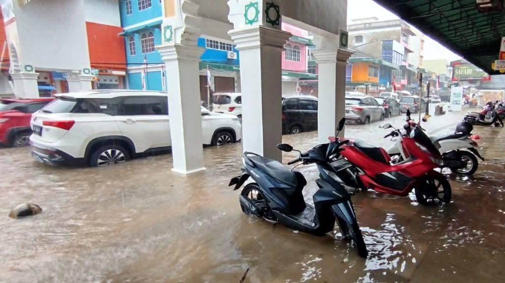 Kondisi banjir di Jalan Merdeka usai diguyur hujan, Jumat (15/8).