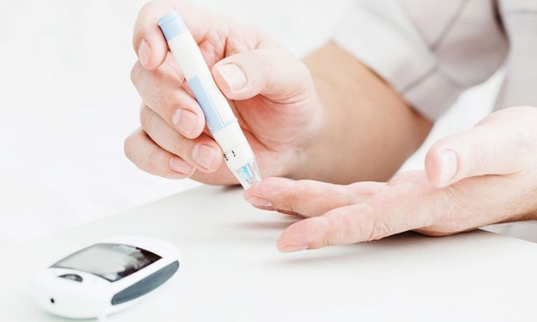 ILUSTRASI. Rutin lakukan cek kadar darah untuk mencegah terserang diabetes.