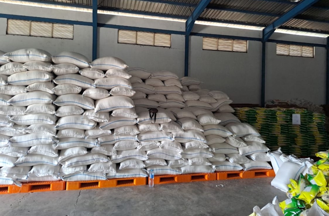 Stok beras bulog capai 362.780 kilogram di gudang bulog, hingga sekarang ritel, mini market atau lainnya yang akan menjual beras bulog sendiri harus mendaftar dahulu sebagai mitra bulog.
