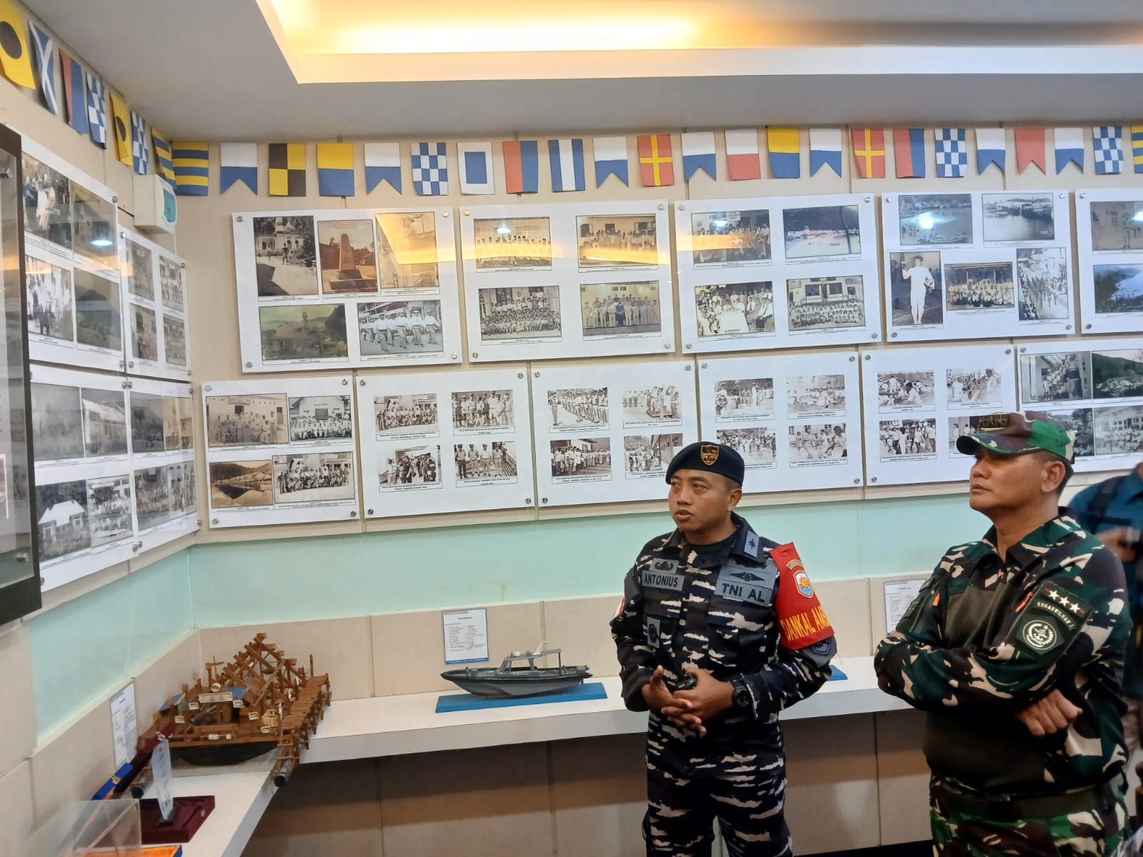 Pangkogabwilhan I, Letjen TNI Kunto Arief Wibowo (kanan) terpukau dengan koleksi sejarah milik Museum Lanal Tarempa.