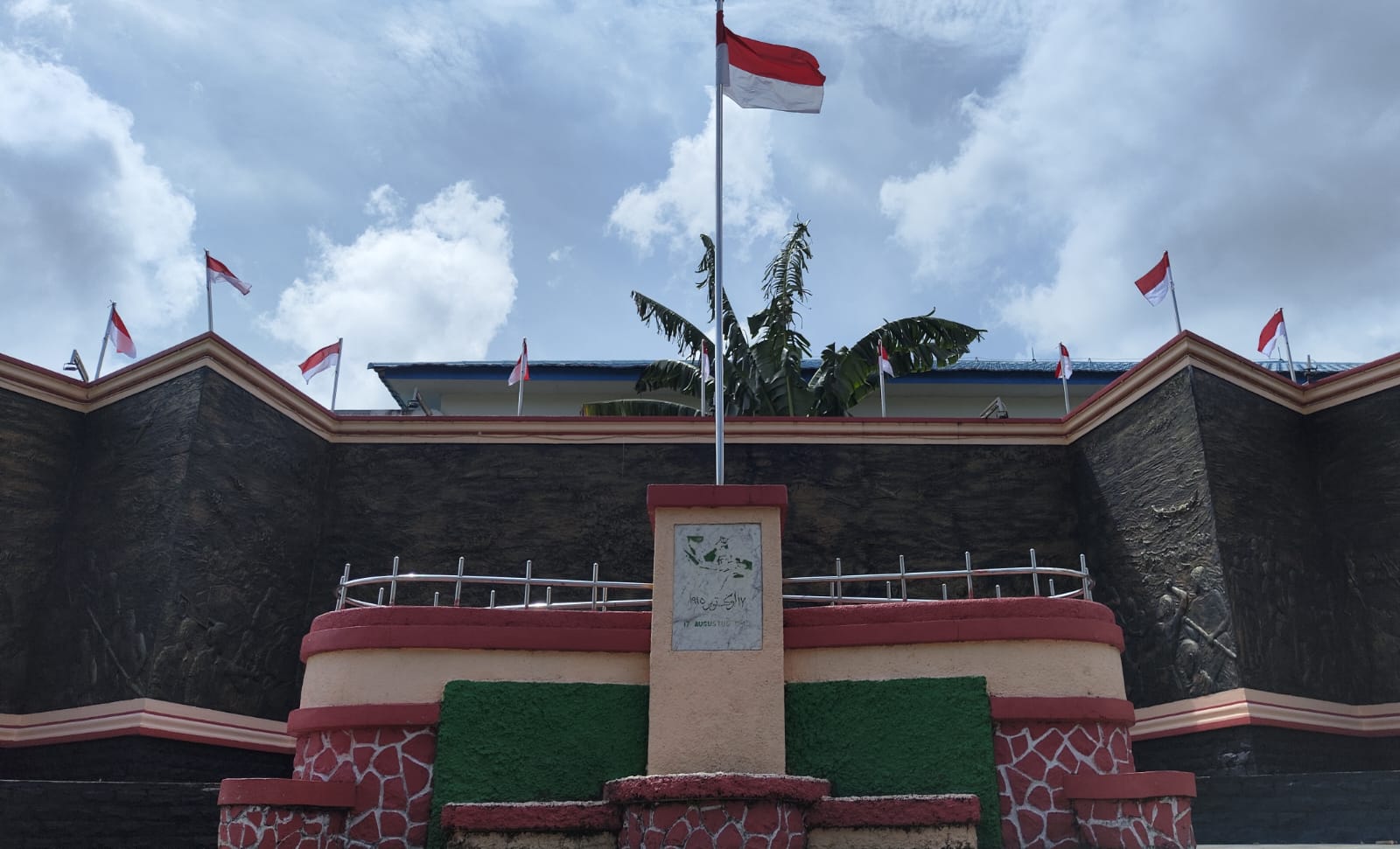 Tugu Proklamasi Riau yang berdiri megah di kawasan Kota Lama Tanjungpinang.