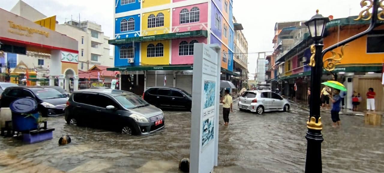 Banjir merendam kawasan Kota Lama Tanjungpinang.