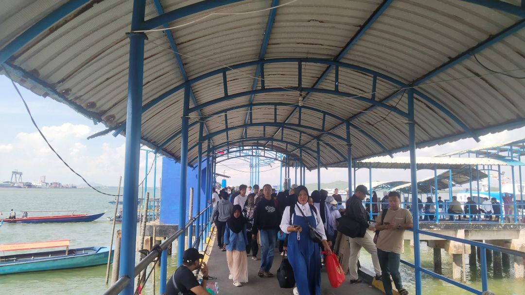 Calon penumpang dari Batam menuju Belakangpadang antre menungu giliran diangkut penambang pancung.