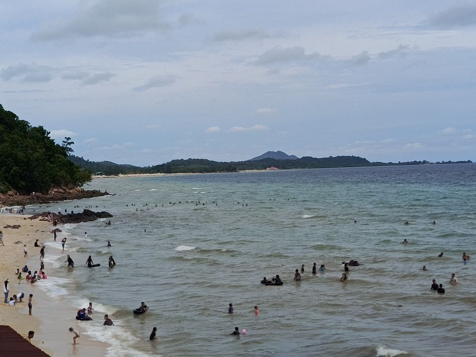 Para pengunjung memadati pantai di sekitar Barelang.