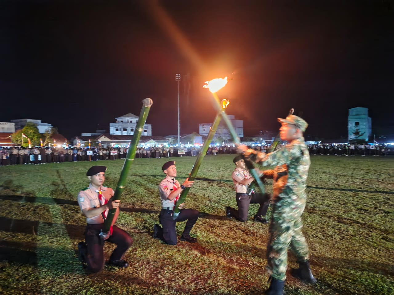 Suasana Pawai Obor di Kecamatan Singkep memeriahkan peringatan HUT RI Ke-80, Sabtu  (16/8) malam.