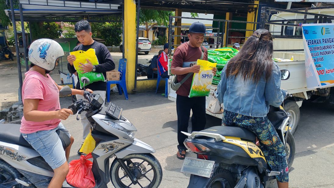 Warga langsung menyerbu dan membeli beras bulog yang dijual di bawah harga HET.
