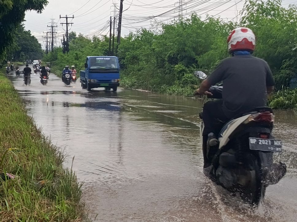 Banjir dan genangan air di jalan Marina City, Batam.