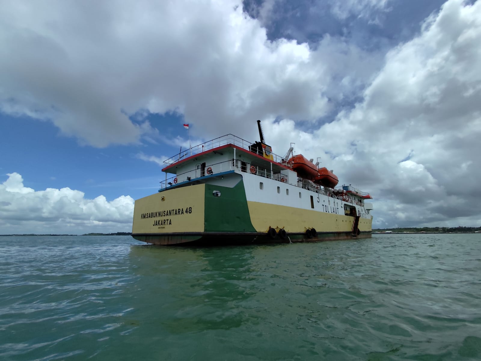 KM. Sabuk Nusantara 48 saat berlabuh di tengah laut.