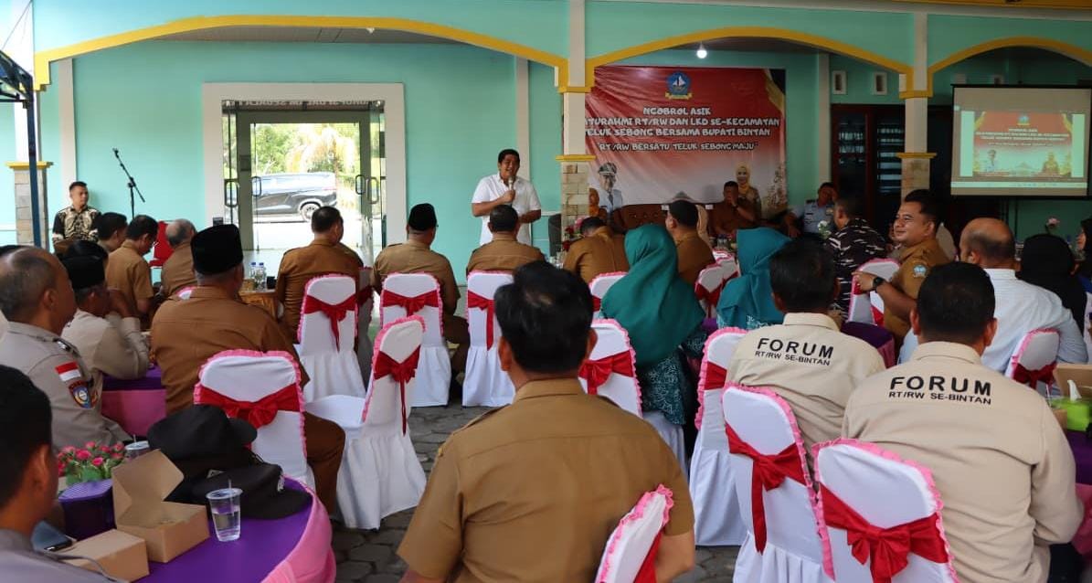 Masyarakat menghadiri pertemuan dengan Bupati Bintan, Roby Kurniawan di aula kantor Pemerintah Kecamatan Teluk Sebong, Selasa (19/8/2025).