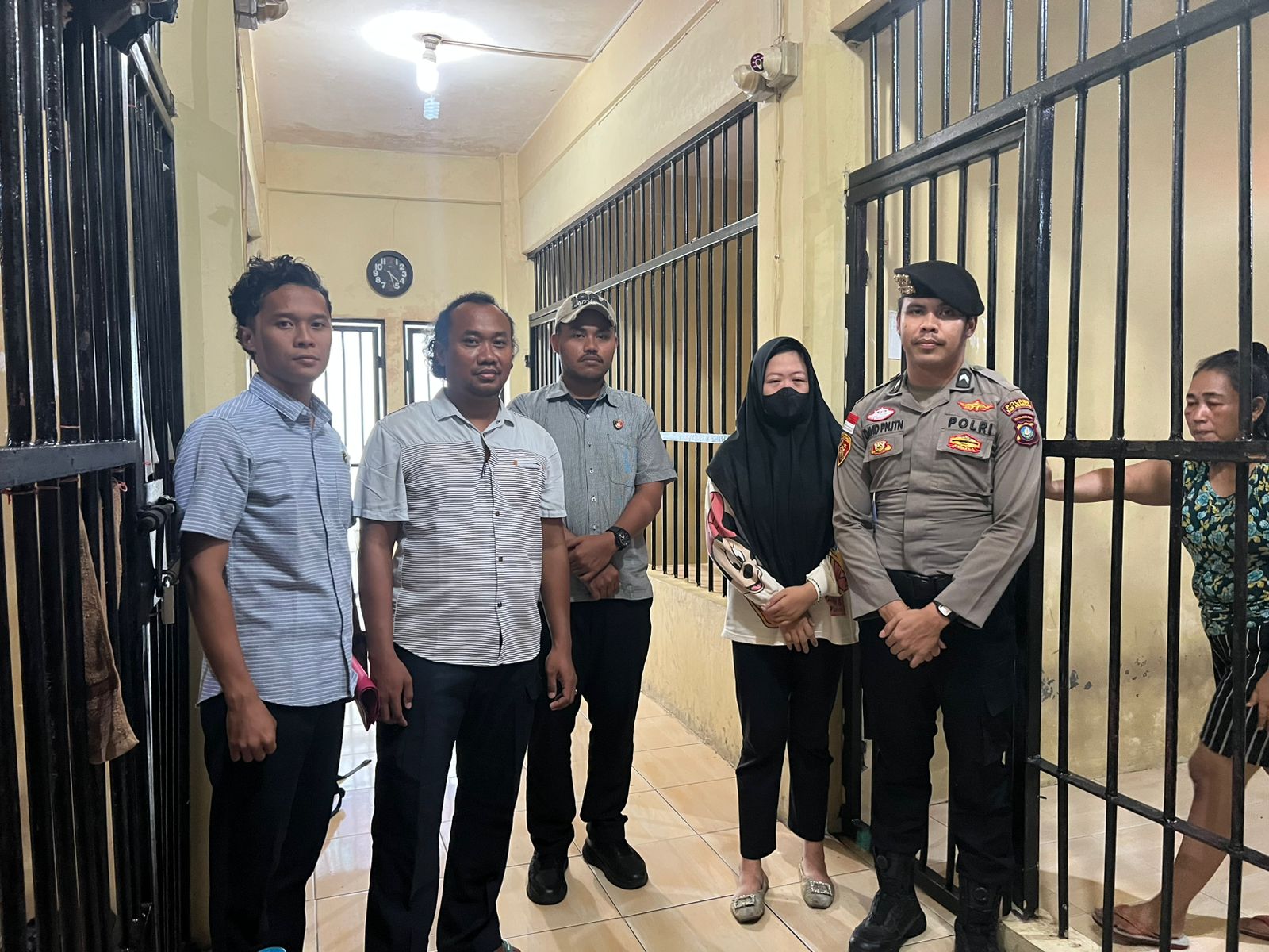 Pelaku penipuan, Ranti (pakai masker) saat dimasukkan ke sel tahanan usai melahirkan.