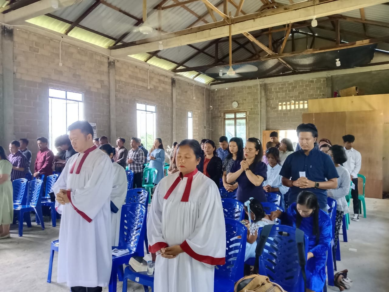 Suasana ibadah di Gereja HKBP Tarempa. Jemaat masih berjuang untuk membangun Gereja secara permanen.