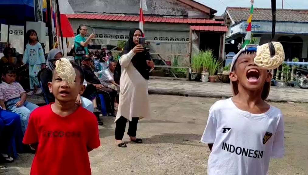 Anak-anak mengikuti lomba makan kerupuk di Kampung Kenanga Batu 2 Tanjungpinang.
