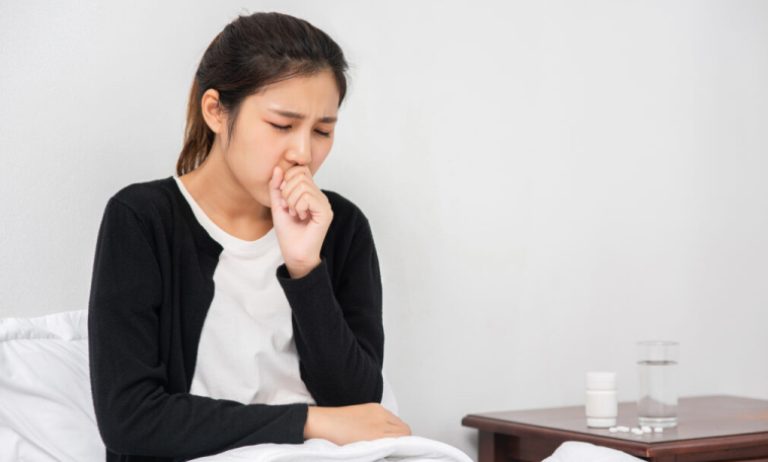 ILUSTRASI. Batuk disertai flu, dan demam, adalah jenis batuk berdahak.