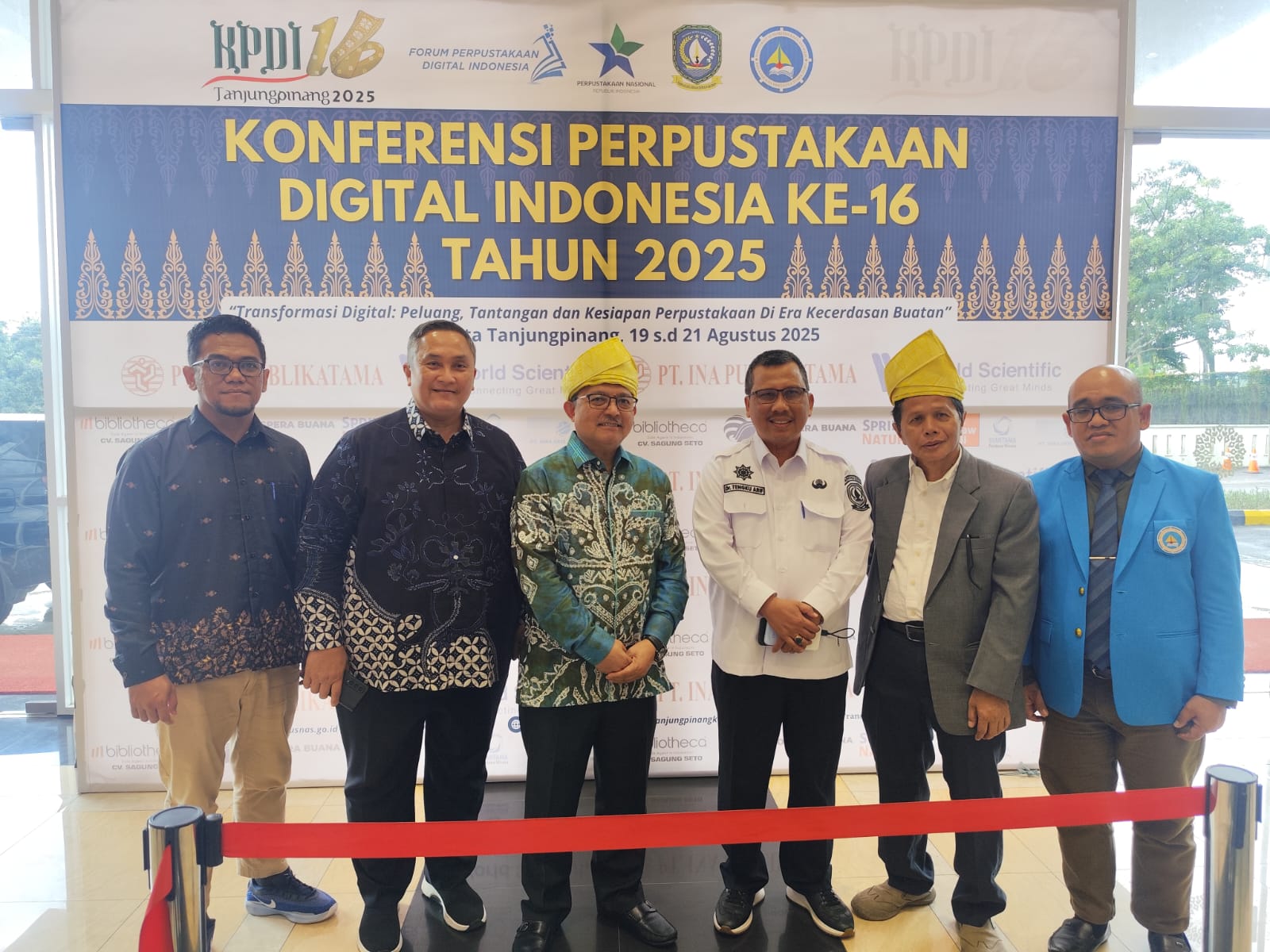 Kepala Perpustakaan Nasional, Aminudin Aziz (batik biru) saat konferensi pers KPDI ke-16 di Tanjungpinang, Selasa (19/8).