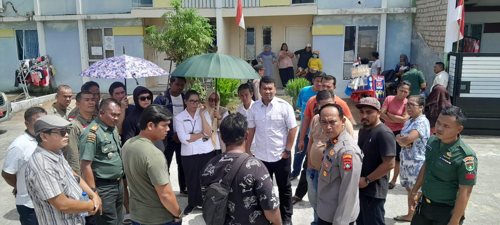 Muspika Sagulung, Batam saat menemui warga dan menjelaskan manfaat pustu.