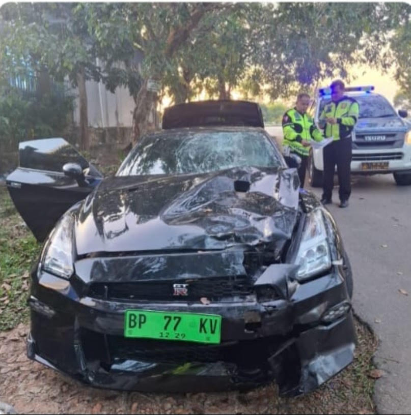 Mobil mewah yang terlibat tabrakan diamankan polisi.