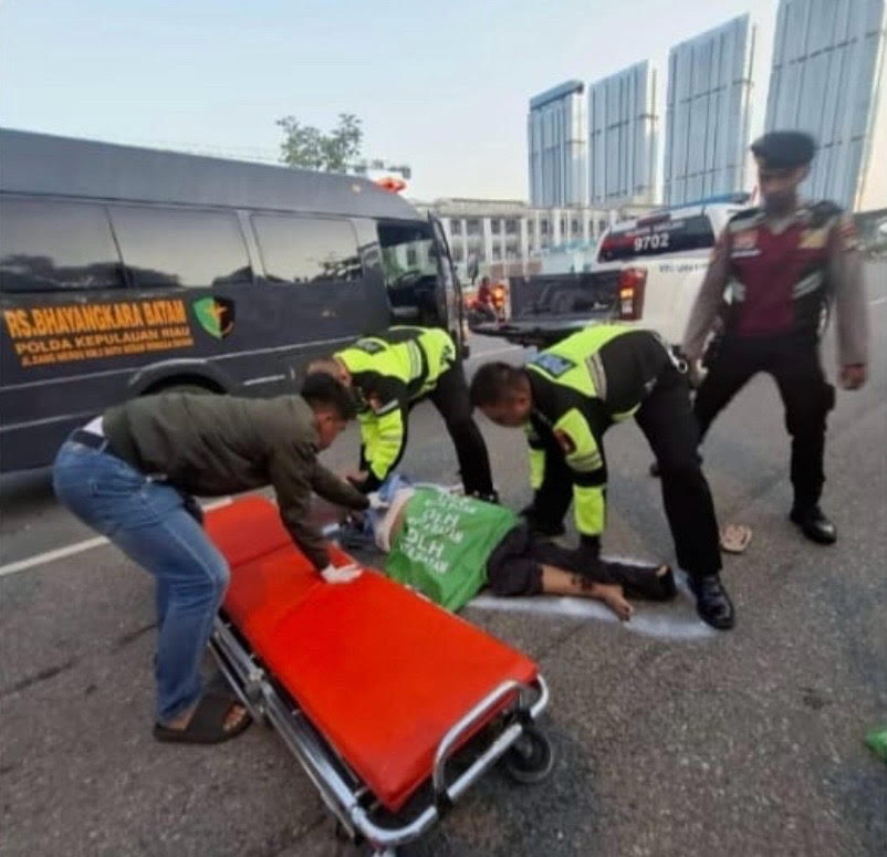 Polisi mengevakuasi korban tabrakan dari lokasi.