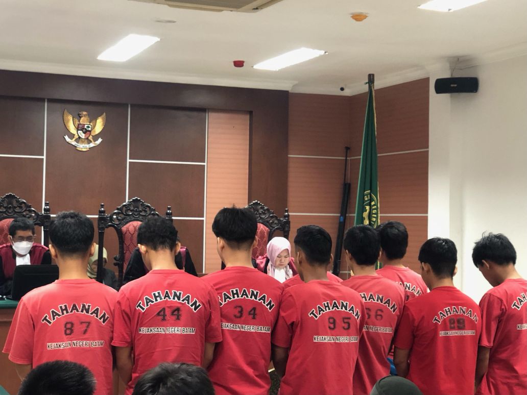 Para terpidana judi online saat mengikuti sidang vonis di PN Batam, Rabu (20/8).