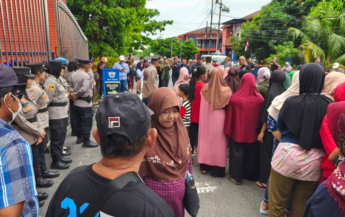 Ibu ibu turut serta demo ke kantor BC Kapri di Karimun. Demo ini terkait langkanya beras di kabupaten ini.