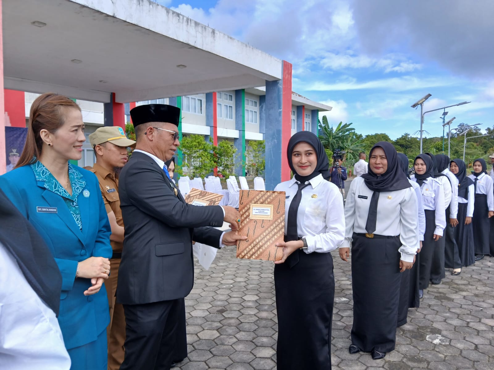 Bupati Anambas, Aneng saat menyerahkan SK PPPK tahap pertama, baru-baru ini.