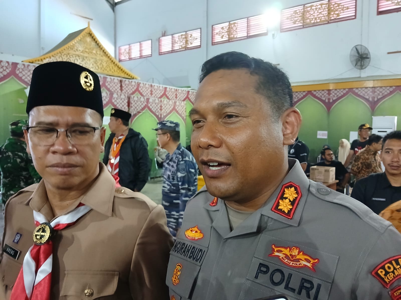Bupati Anambas, Aneng bersama Kapolres, AKBP I Gusti Ngurah Agung saat diwawancarai.
