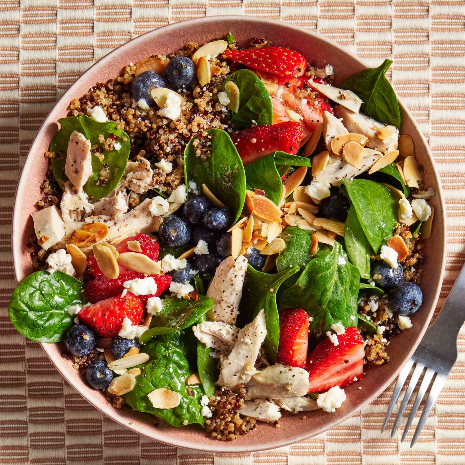 ILUSTRASI salad superfood.