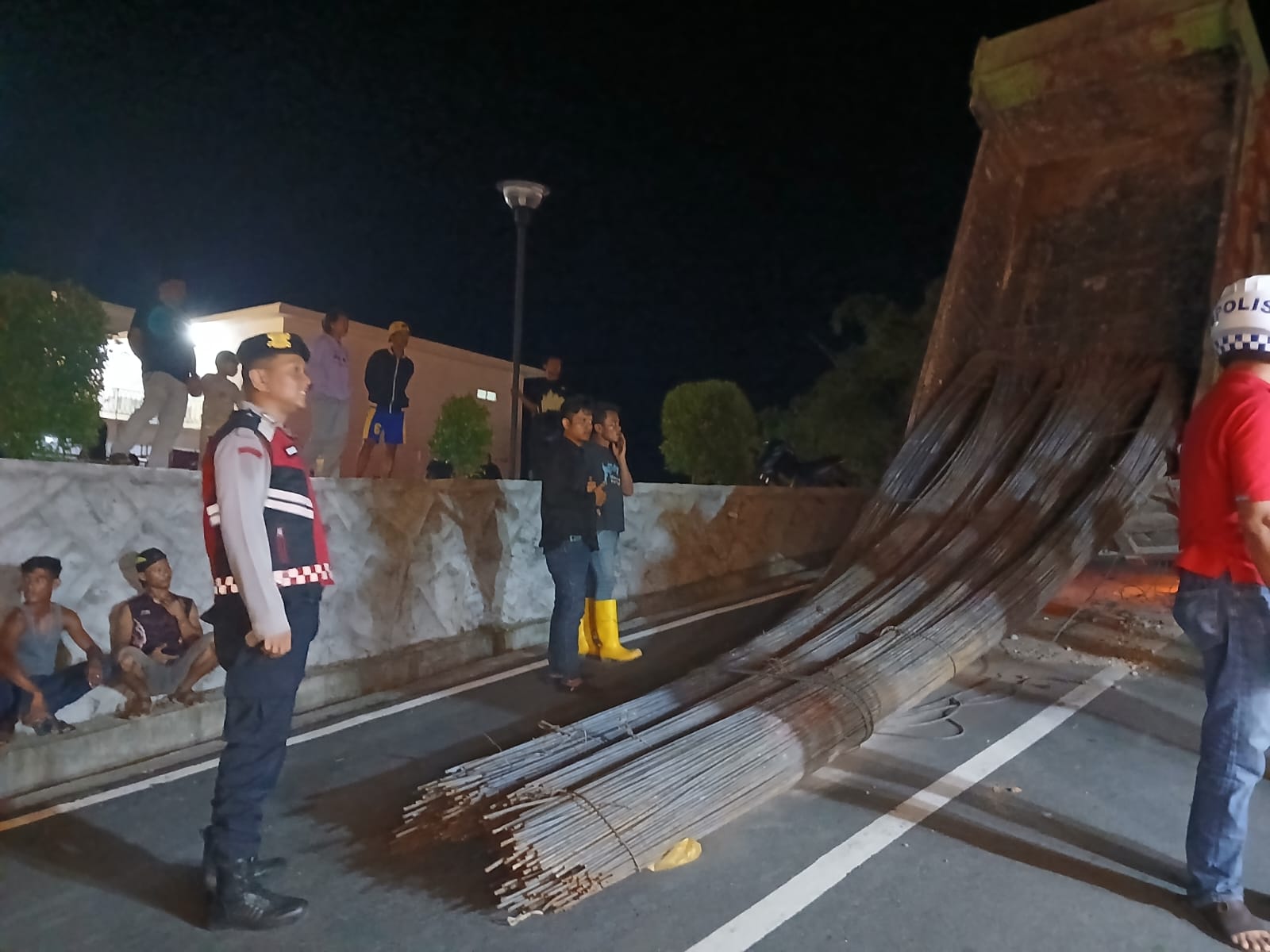 Satu unit truk bermuatan besi dengan nomor polisi L 9026 UT nyaris terbalik saat melewati tanjakan Masjid Agung Baitul Ma