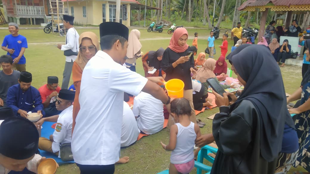 Prosesi mandi safar yang dilakukan oleh masyarakat Benan, Kecamatan Katang Bidare, Kabupaten Lingga, Rabu (20/8).