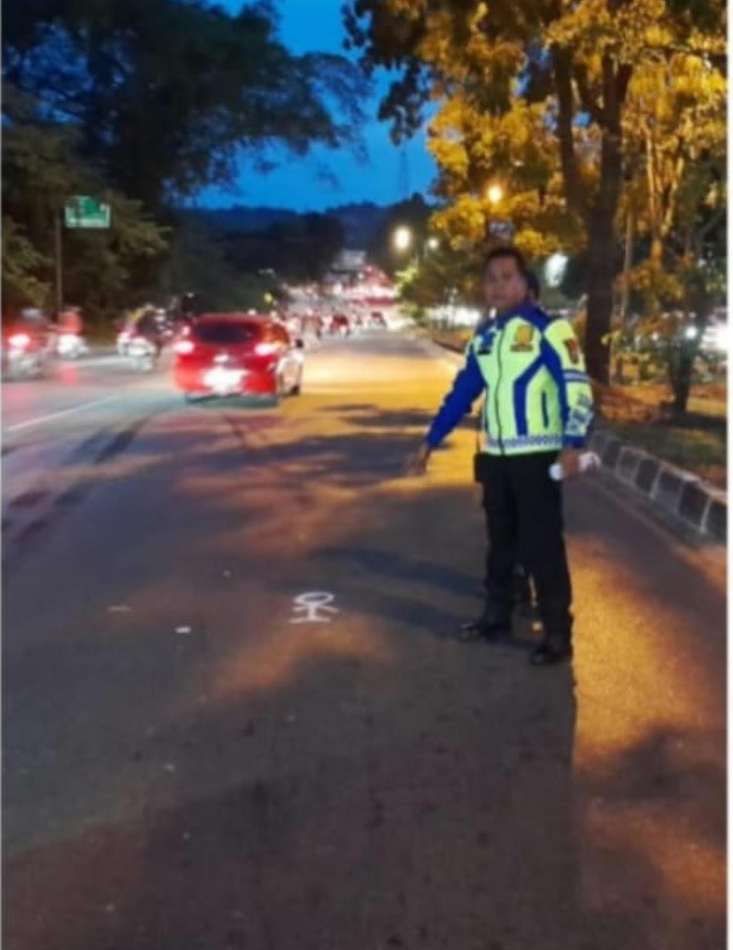 Polisi melakukan olah TKP kecelakan yang menewaskan pemotor di Mukakuning, Batam.