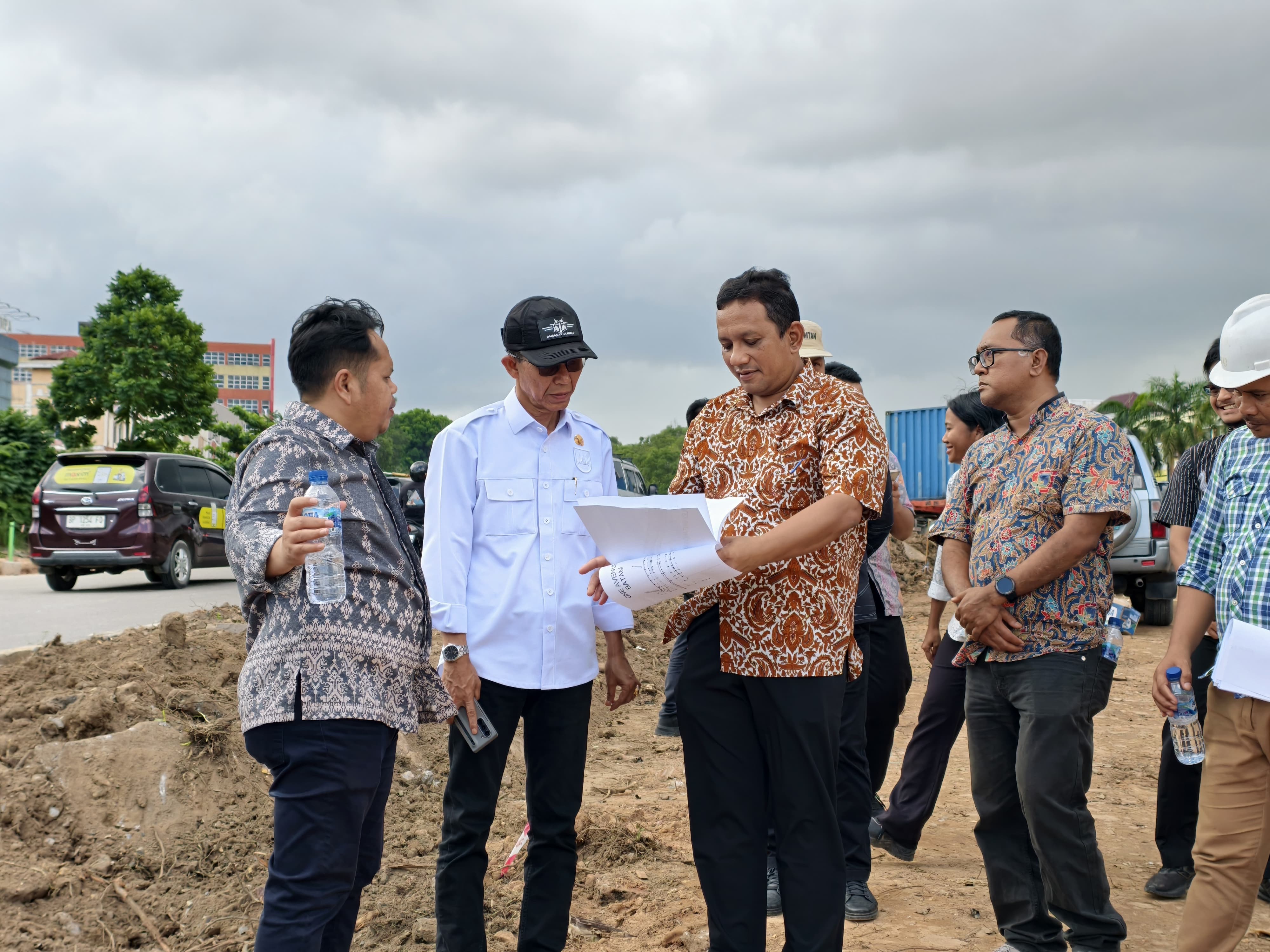 Amsakar saat melakukan peninjauan proyek jalan dan banjir.