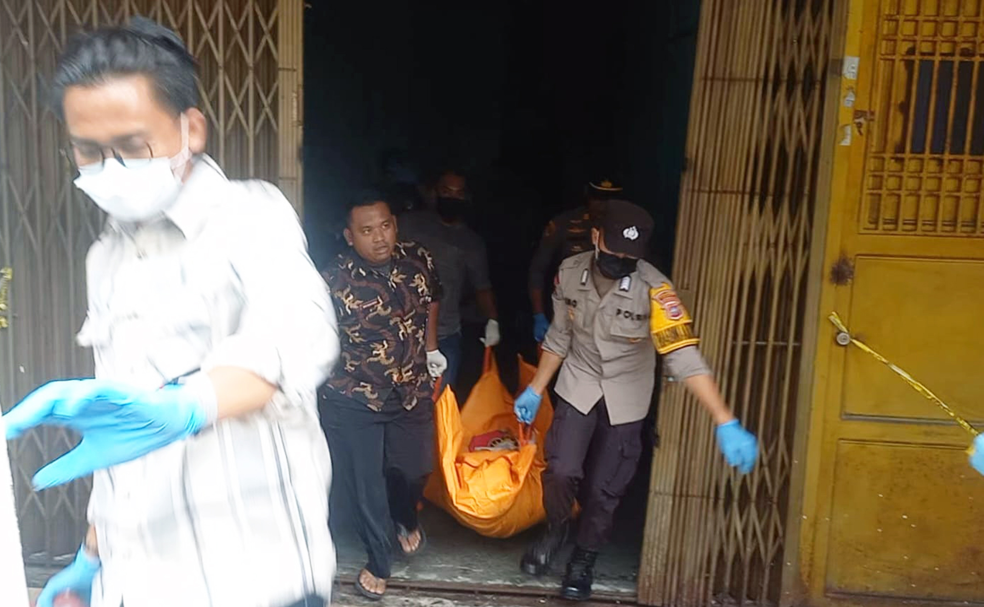 Polisi mengevakuasi mayat yang ditemukan di dalam ruko.