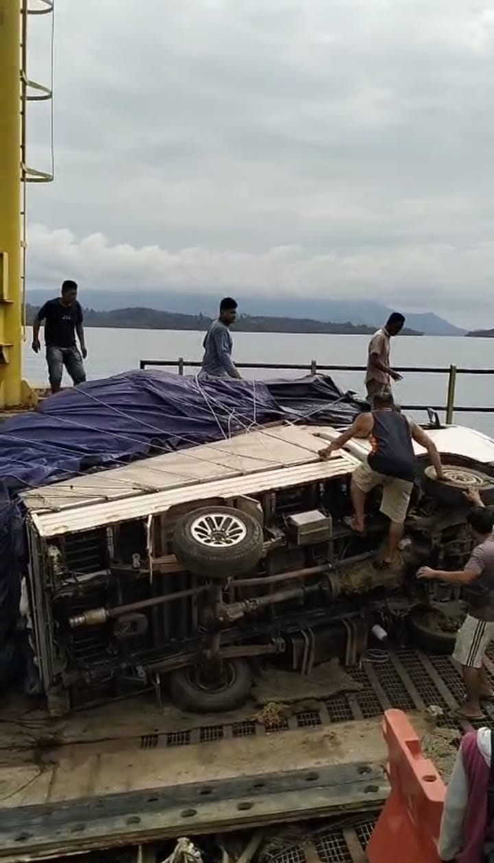 Pikap yang mengangkut Sembako dan Mikol saat terjungkal di Ramp Door pelabuhan Roro Jagoh, Rabu (20/8).