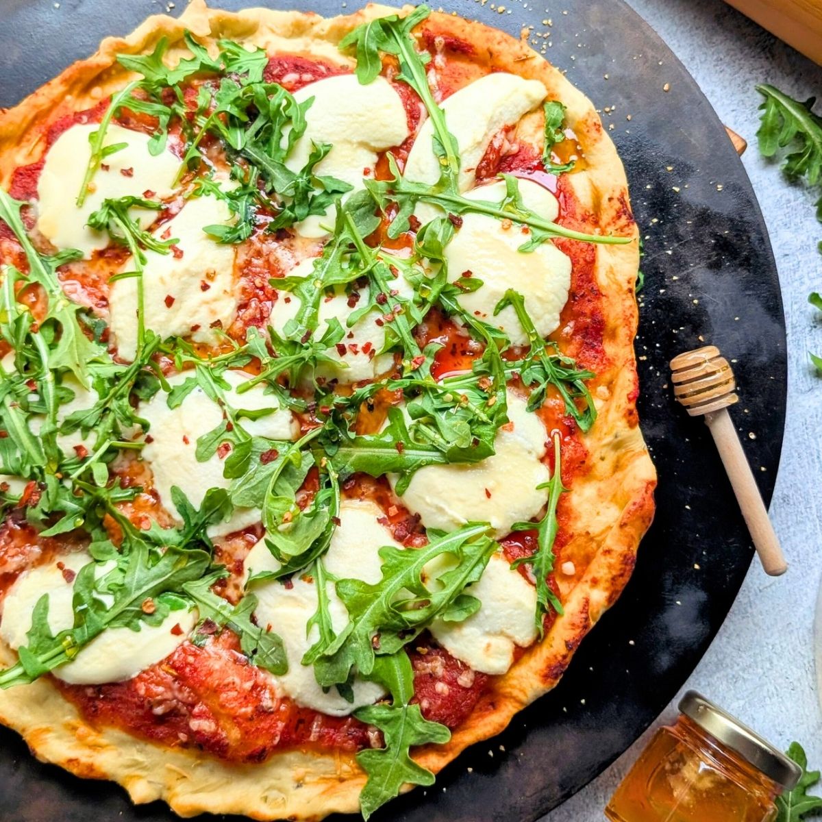 ILUSTRASI pizza dengan topping keju mozarella dań daun arugula segar.