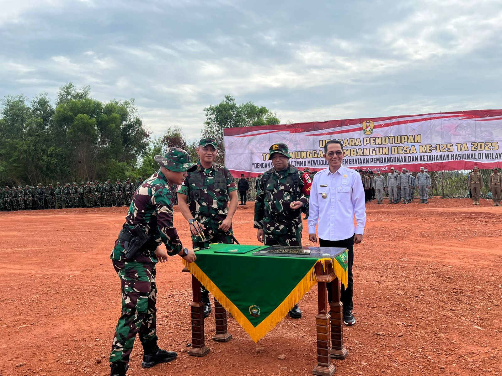 Wake Batam, Amsakar Achmad usai menandatangani penutupan TMMD bersama Komandan Korem 033/Wira Pratama, Brigjen TNI Bambang Trisnohadi dan Dandim 0316/Batam, Letkol Arh Yan Eka Putra.